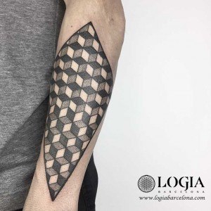 tatuaje-brazo-cubos-logiabarcelona-ana-godoy-     